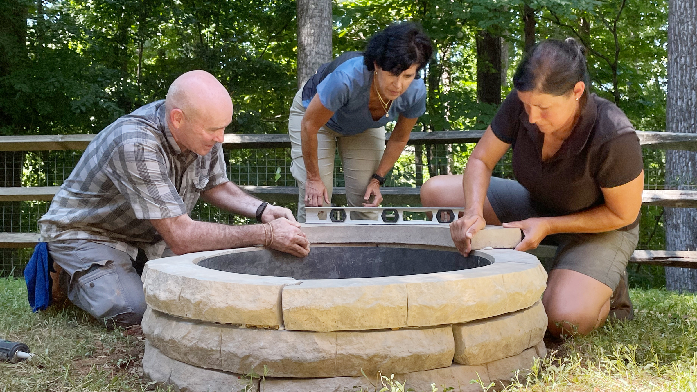 S21 E13, Mark McCullough and Jenn Nawada install a firepit in a homeowners’ small yard.
