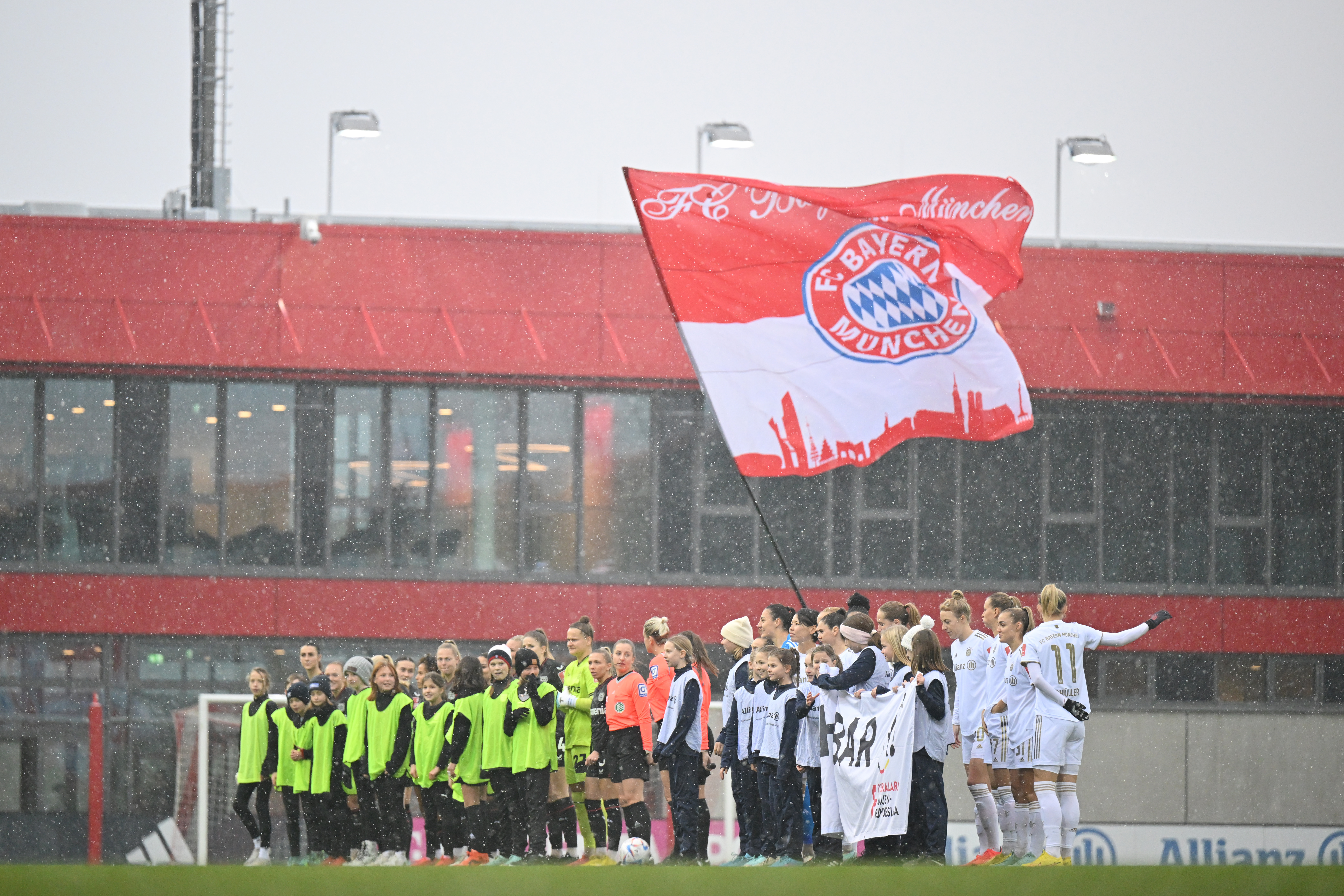 FC Bayern München v Bayer 04 Leverkusen - FLYERALARM Frauen-Bundesliga