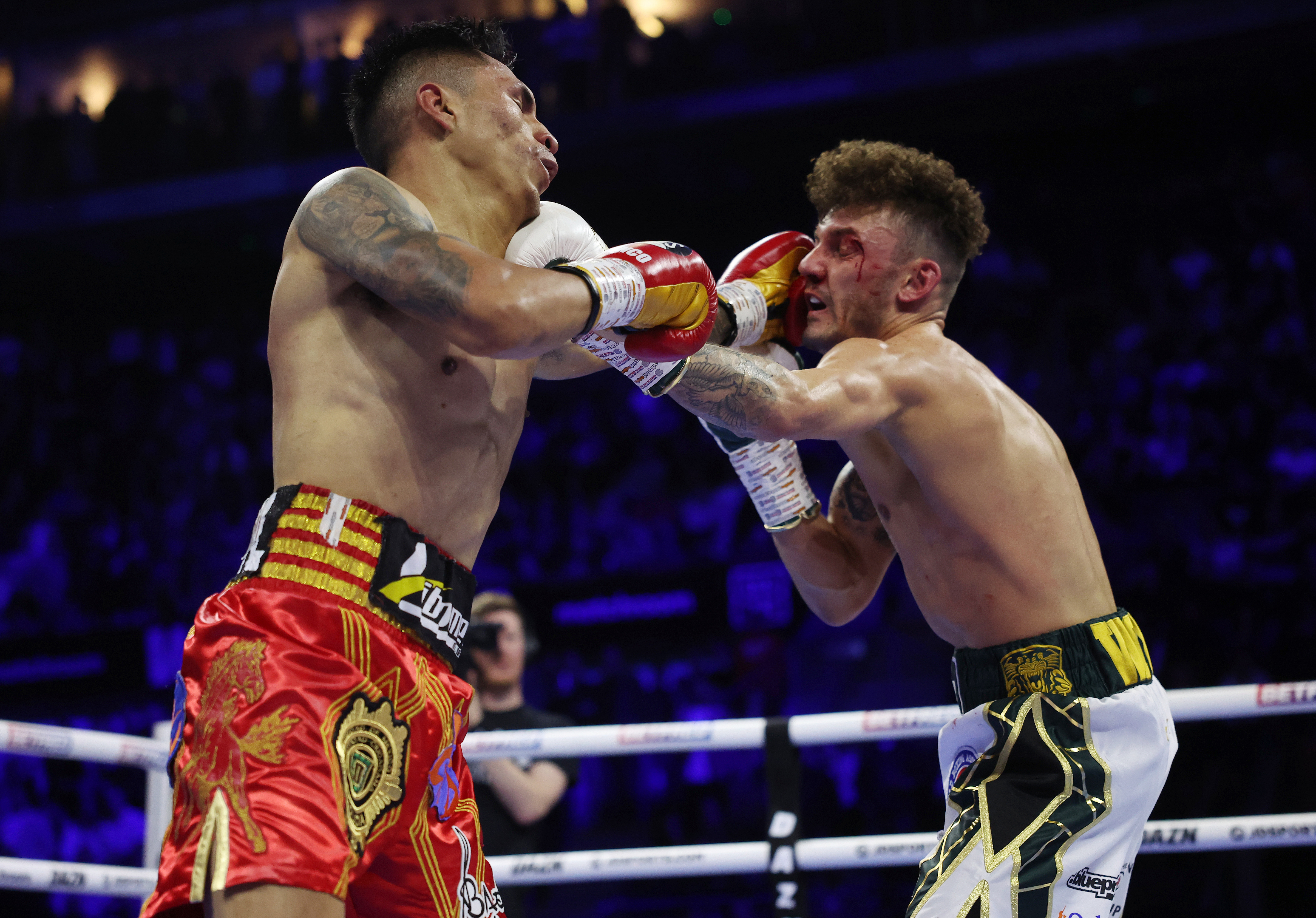Mauricio Lara caught Leigh Wood with a clean shot in round seven to take the WBA featherweight title