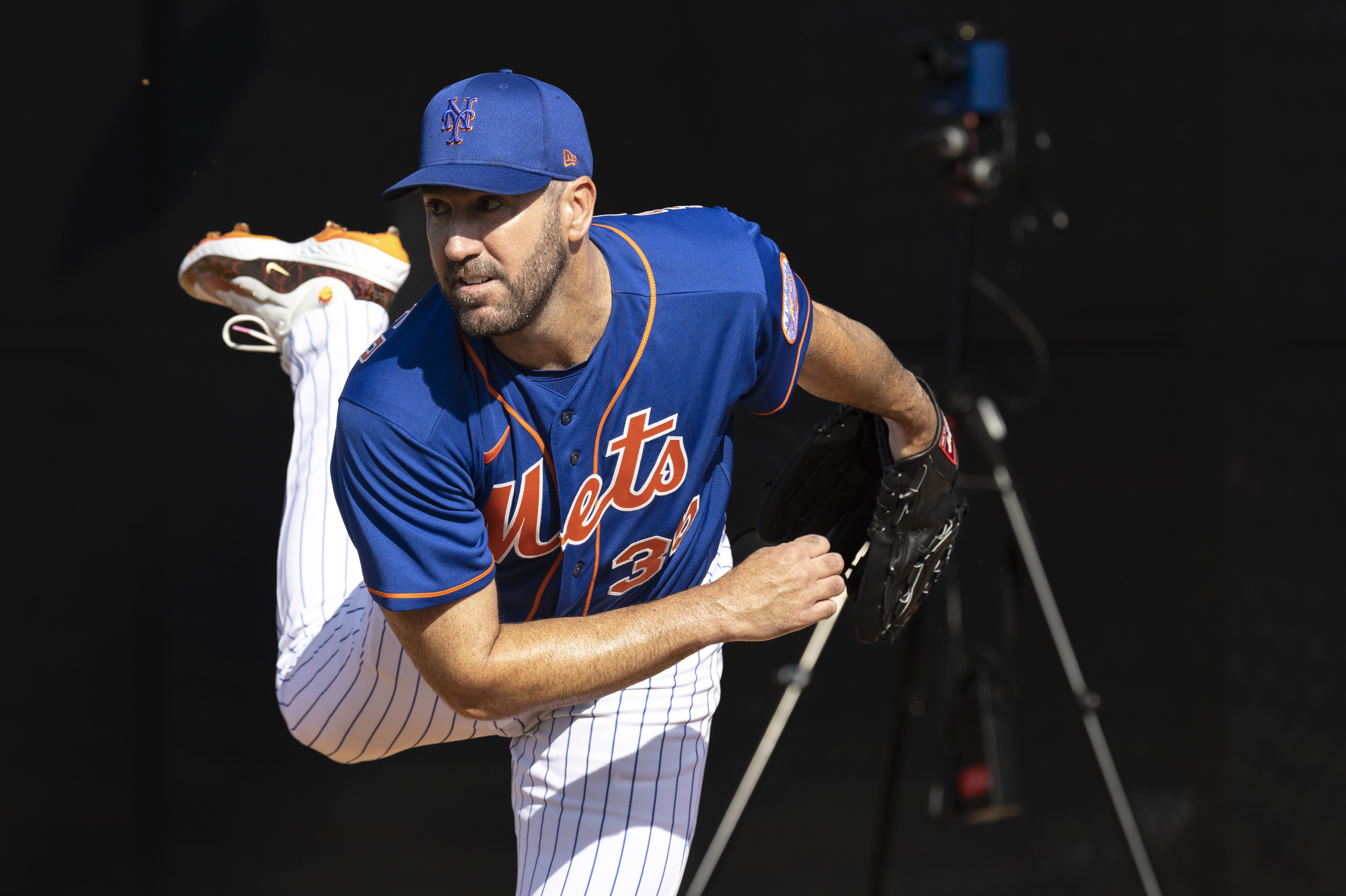 Justin Verlander throws a pitch in a blue uniform at Mets spring training