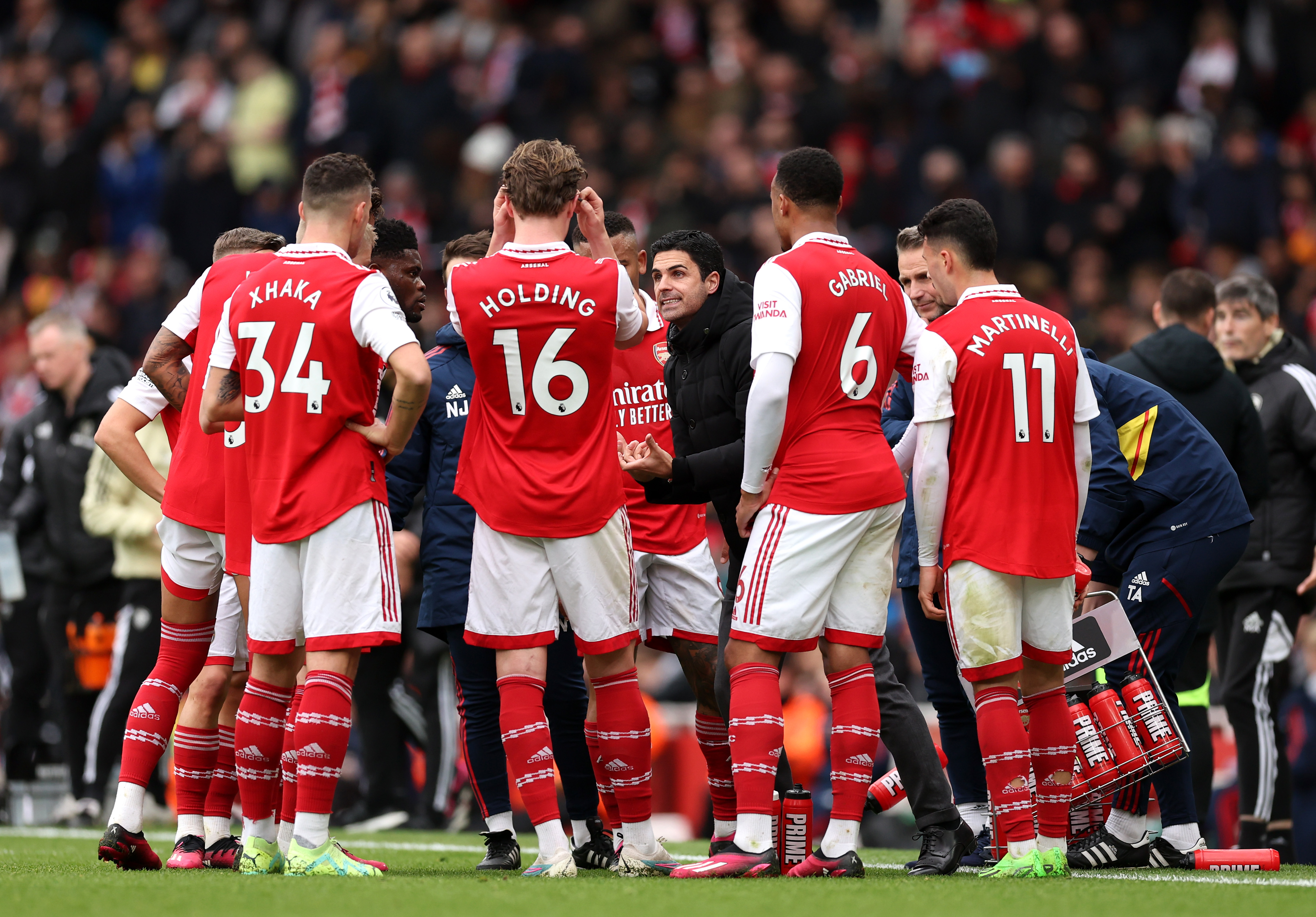 Mikel Arteta gives his team instructions - Arsenal FC - Premier League