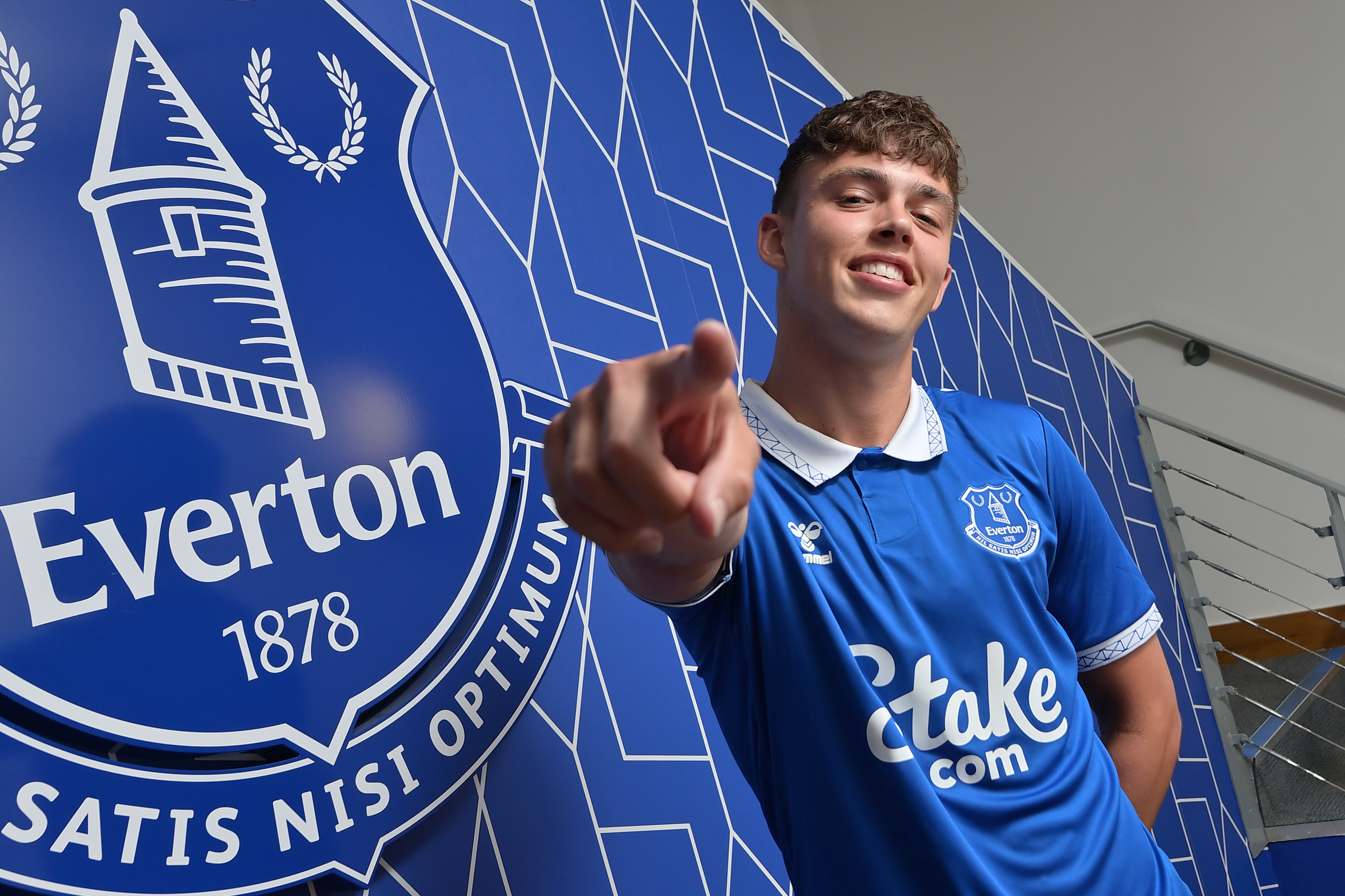 Ed Jones Signs His First Professional Contracts with Everton