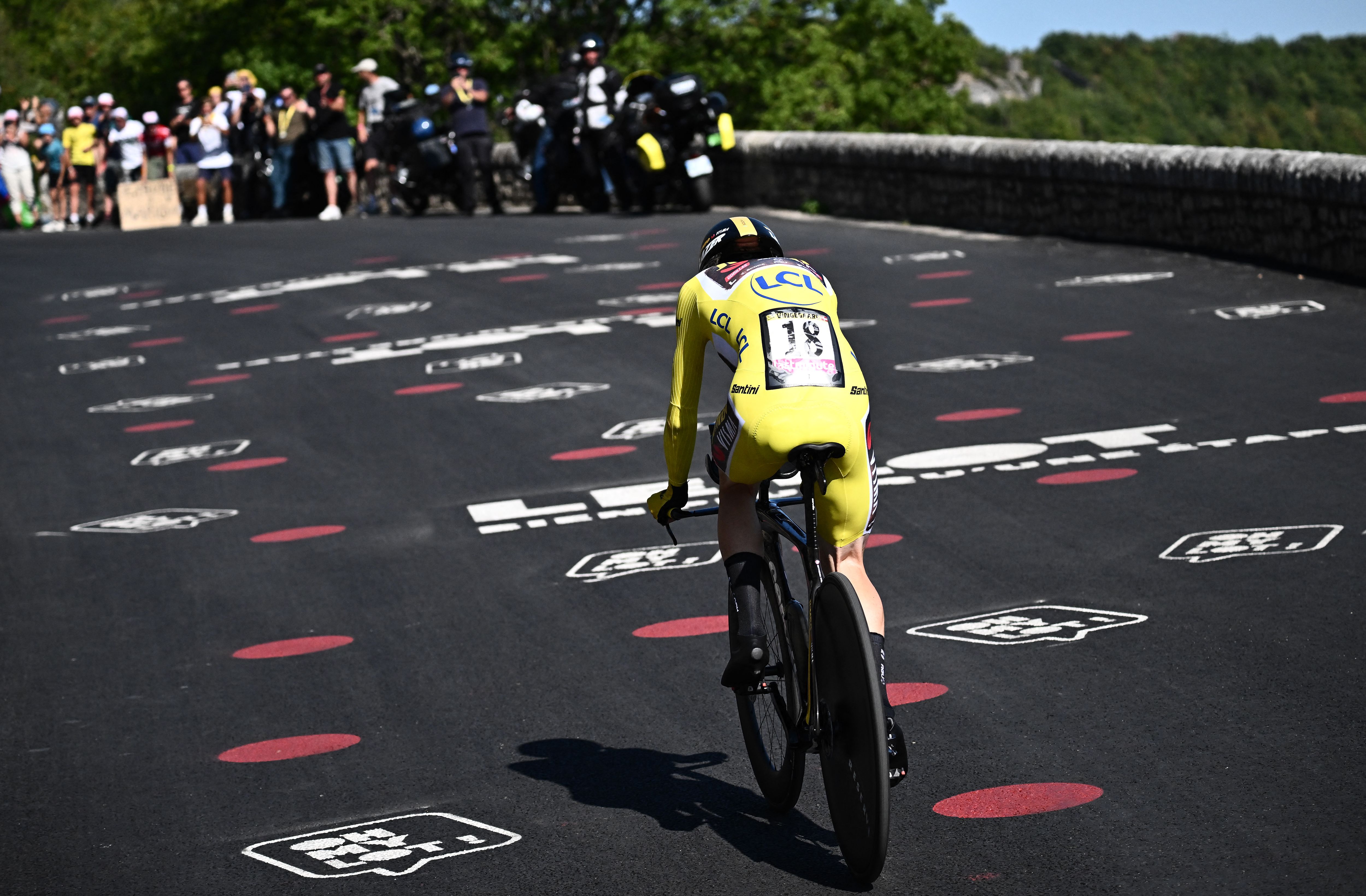 Jumbo-Visma team’s Danish rider Jonas Vingegaard wearing the overall leader’s yellow jersey cycles during the 20th stage of the 109th edition of the Tour de France cycling race, 40,7 km individual time trial between Lacapelle-Marival and Rocamadour, in southwestern France, on July 23, 2022.