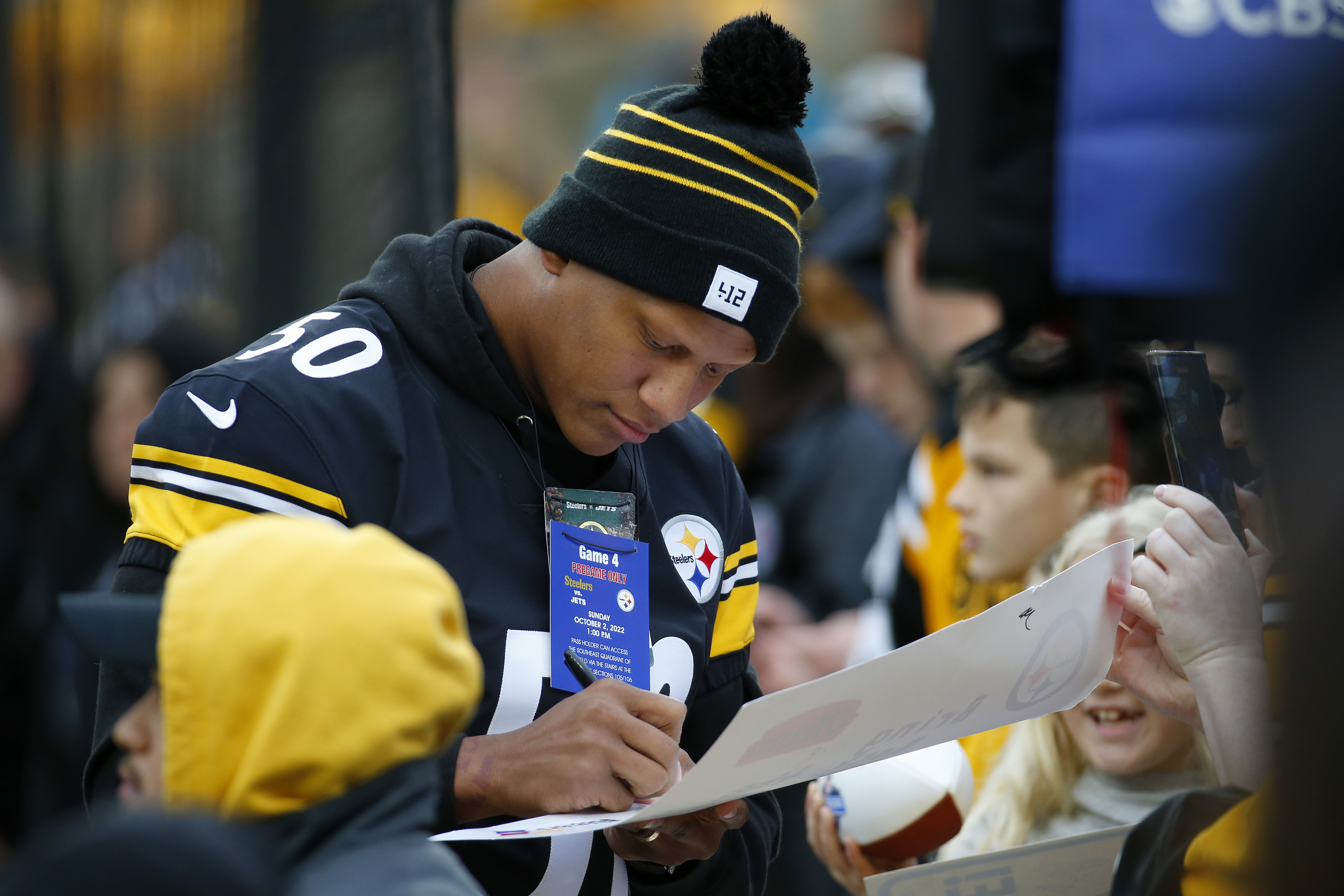 Former Pittsburgh Steelers player Ryan Shazier signs autographs for fans before the game between the New York Jets and the Pittsburgh Steelers at Acrisure Stadium on October 02, 2022 in Pittsburgh, Pennsylvania.