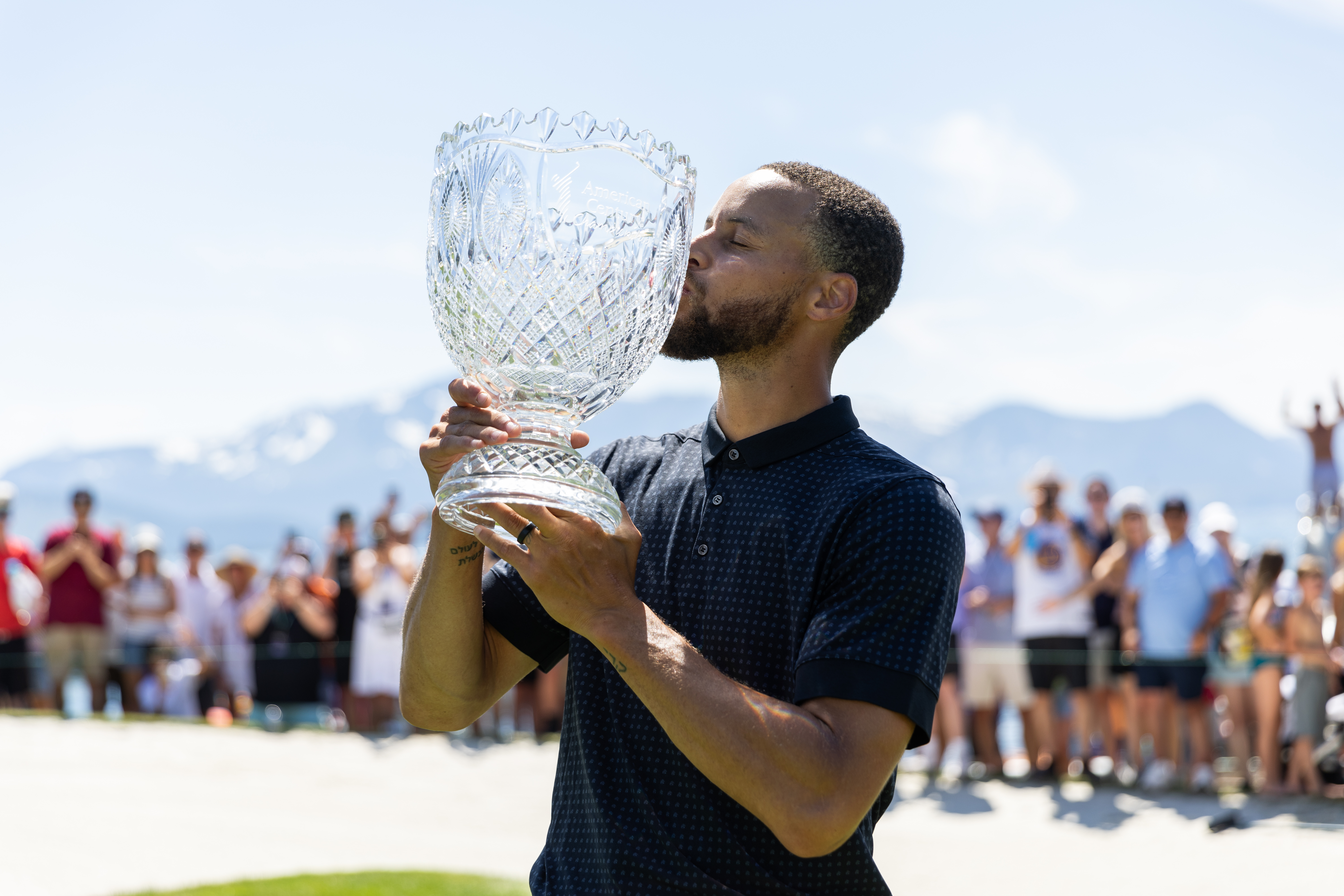 Steph Curry kissing the American Century Championship trophy