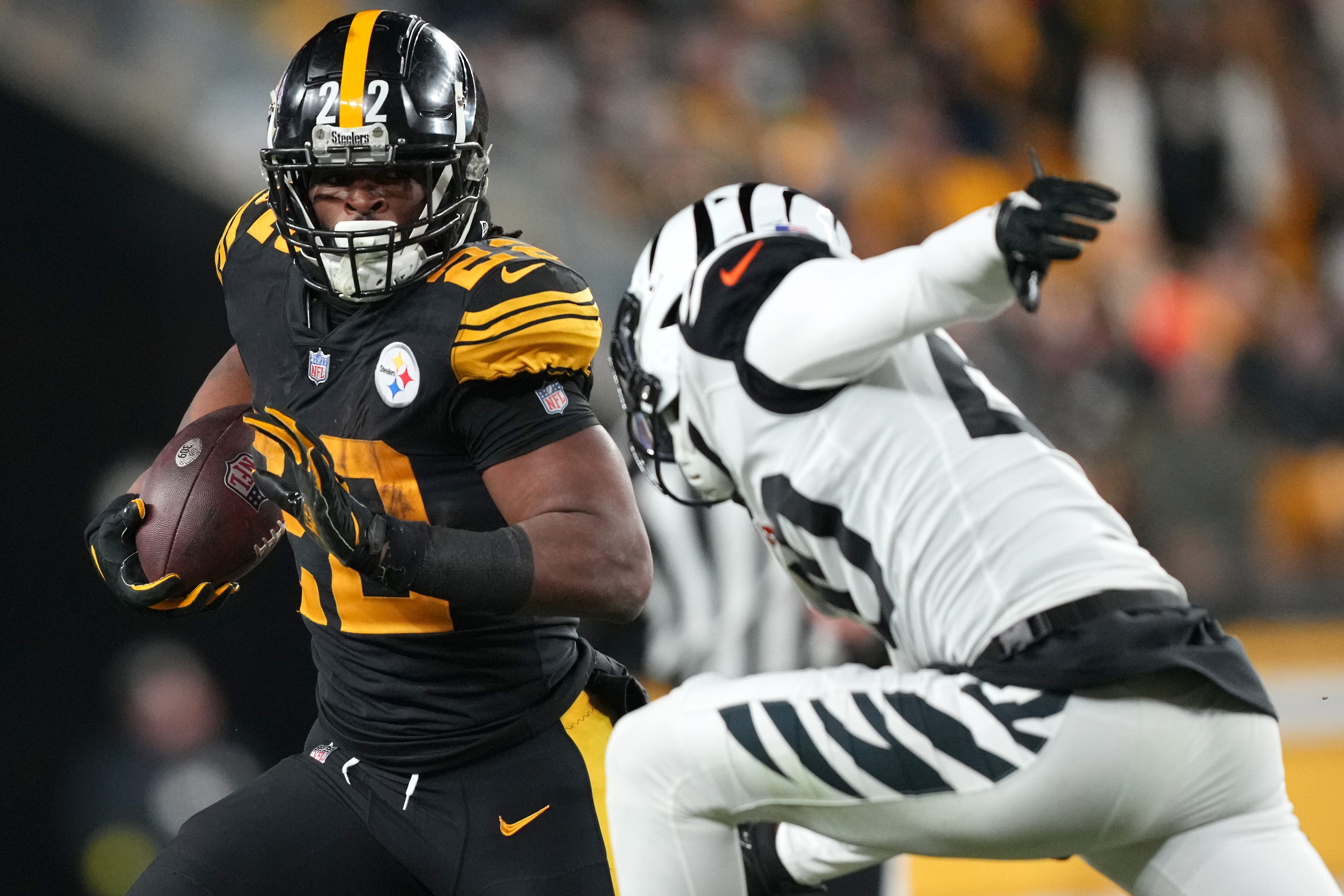 Pittsburgh Steelers running back Najee Harris (22) carries the ball in the fourth quarter during a Week 11 NFL game against the Cincinnati Bengals