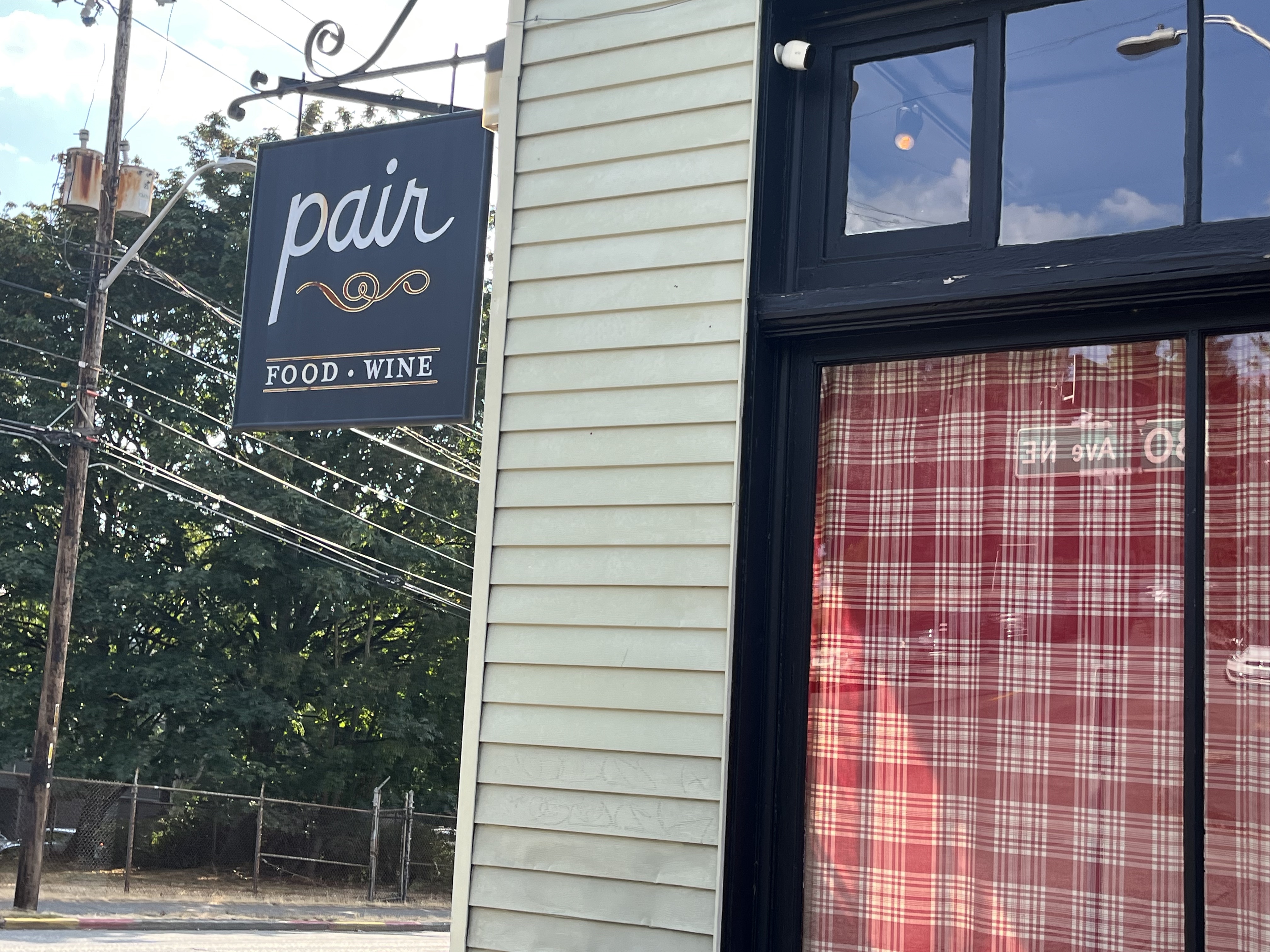 A sign on a storefront reading “Pair.”