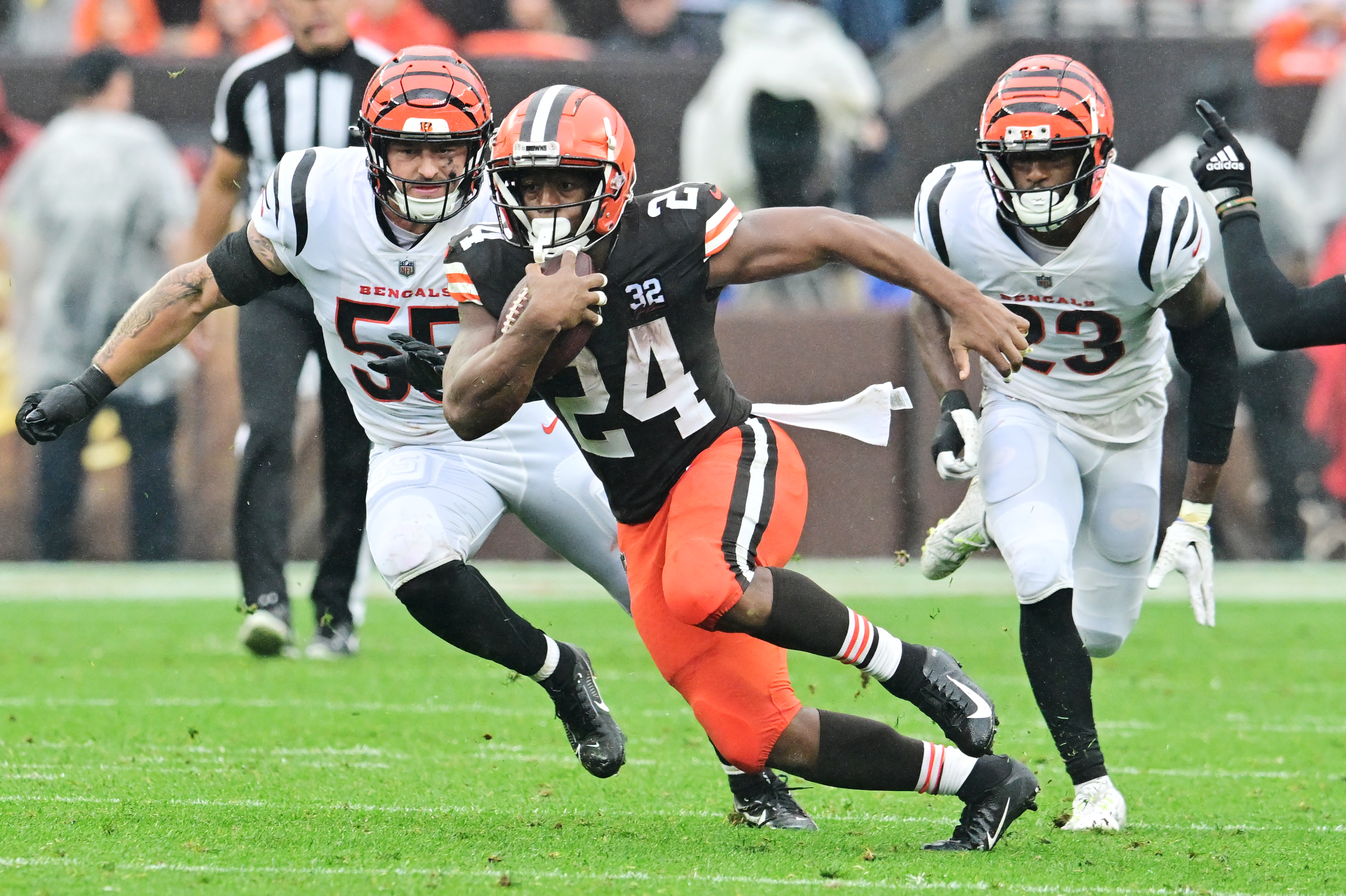 &nbsp;Cleveland Browns running back Nick Chubb (24) runs with the ball as Cincinnati Bengals linebacker Logan Wilson (55) and safety Dax Hill (23) defend during the first half at Cleveland Browns Stadium.