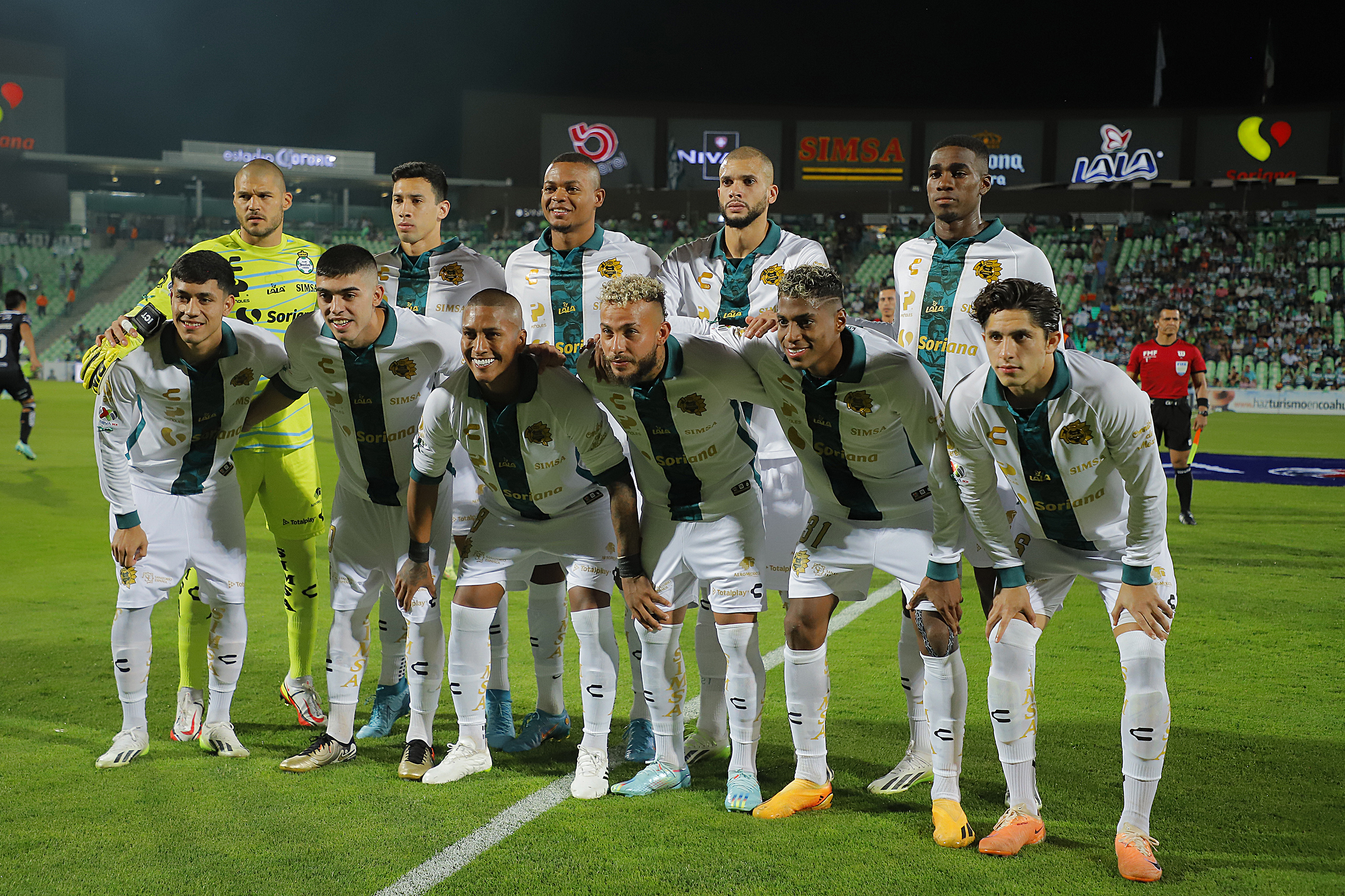Players of Santos pose for a team photo prior the 9th round match between Santos Laguna and Necaxa as part of the Torneo Apertura 2023 Liga MX at Corona Stadium on September 24, 2023 in Torreon, Mexico.