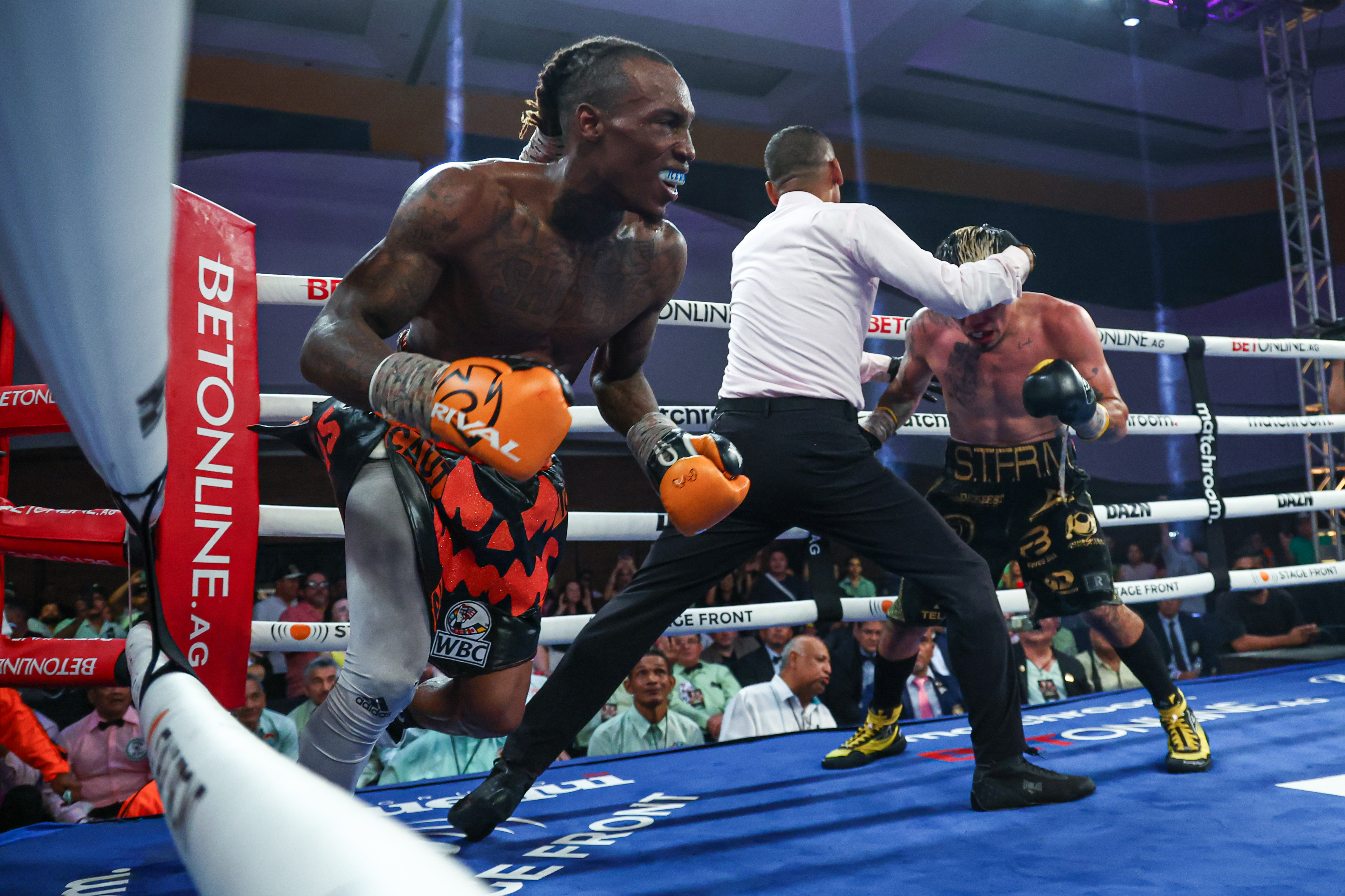 O’Shaquie Foster pulled the rabbit out of the hat with a late turnaround to retain his belt