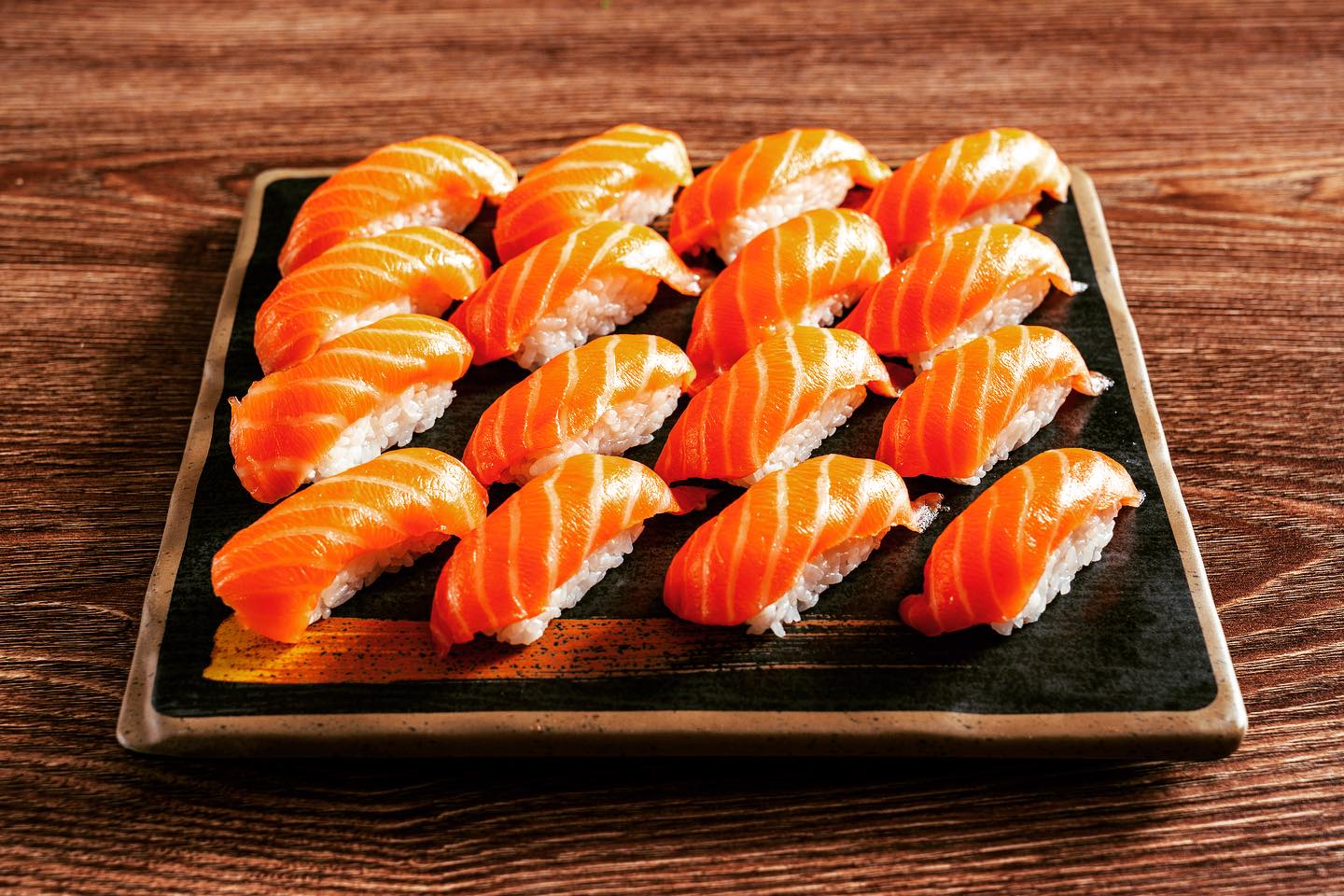 A tray of salmon sushi.