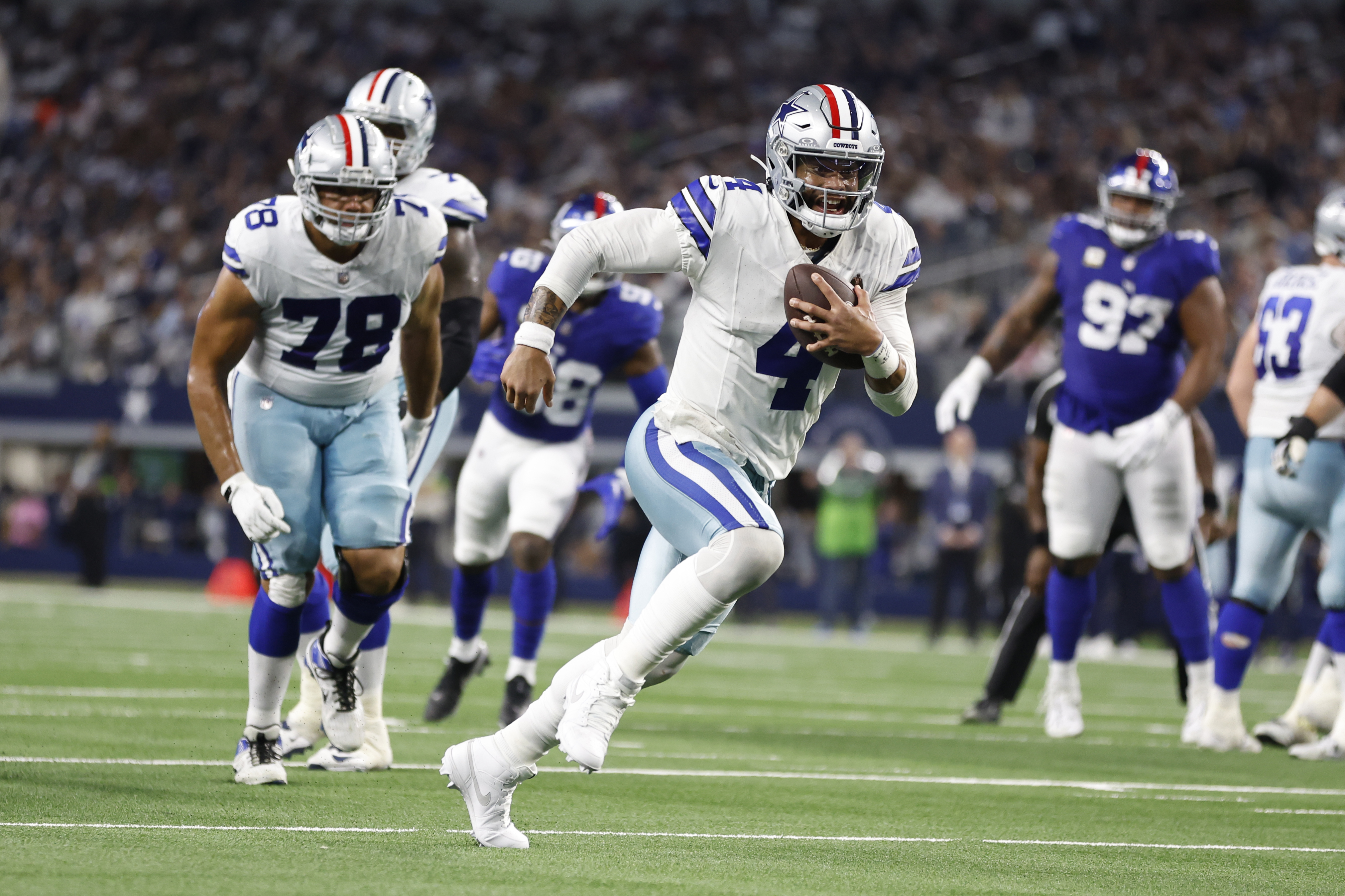 Dallas Cowboys quarterback Dak Prescott (4) runs for a touchdown in the second quarter against the New York Giants at AT&amp;amp;T Stadium