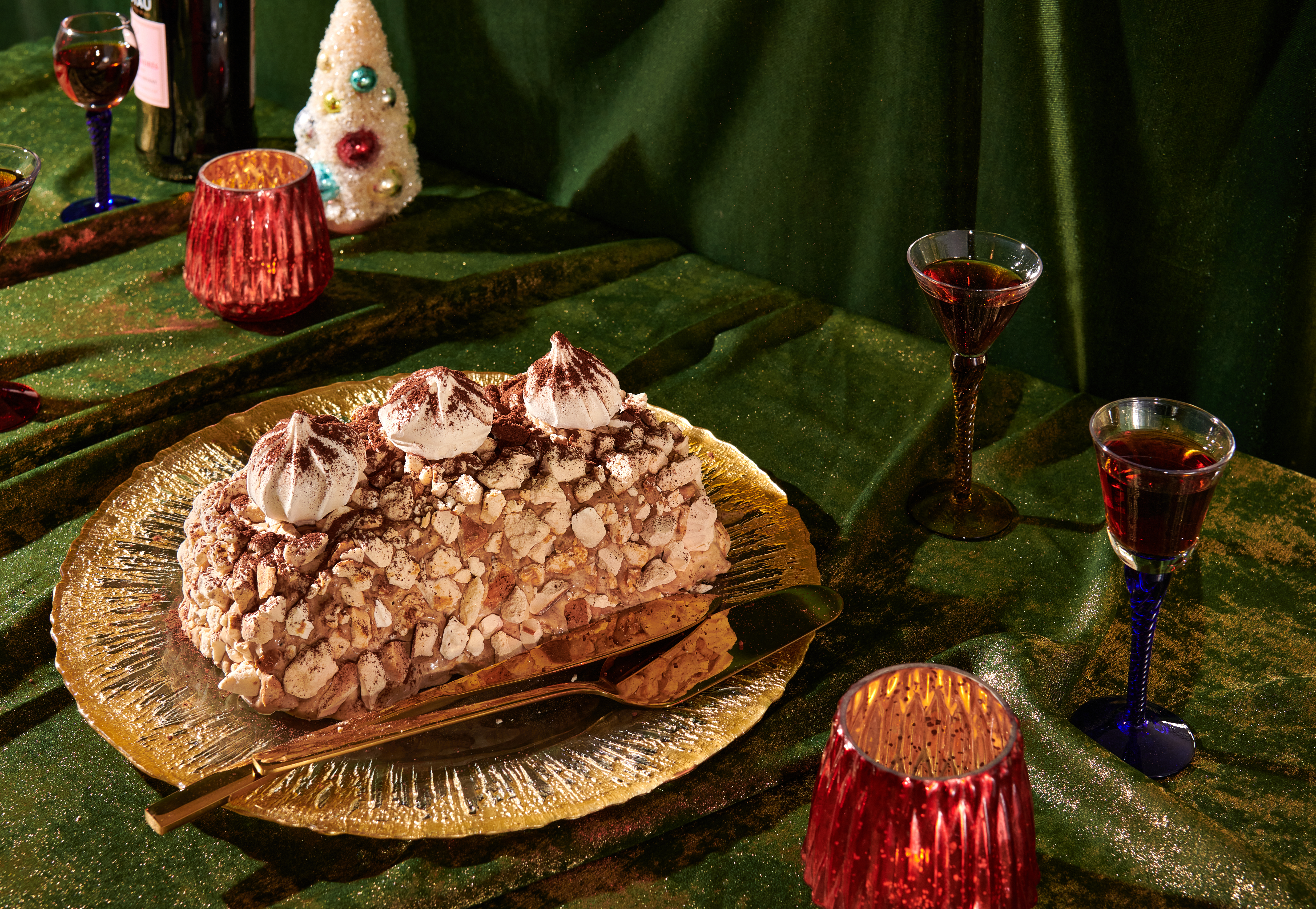 A coffee meringue served on a glittery gold platter.