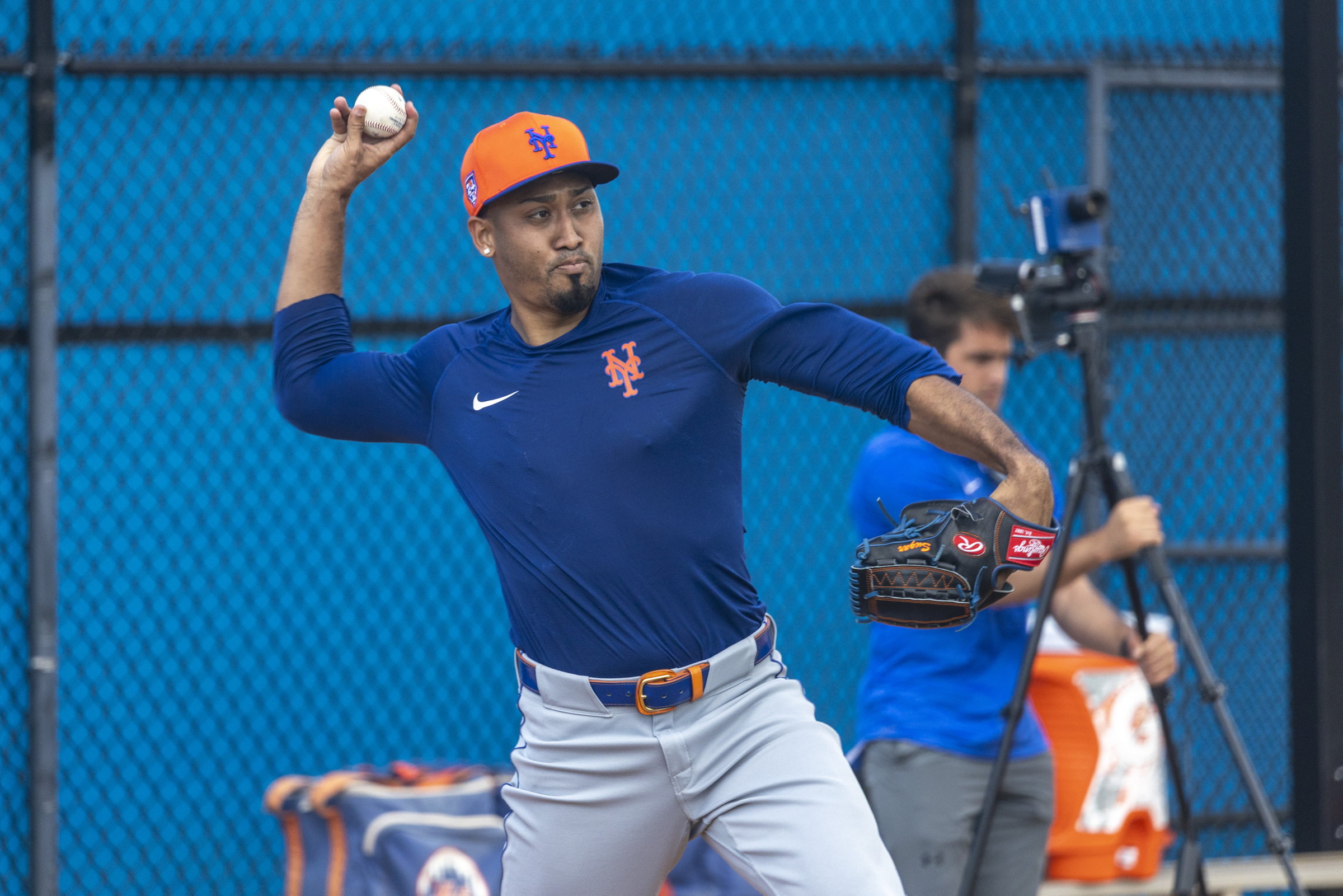 N.Y. Mets pitcher Edwin Diaz throws during 2024 spring training camp in Port St. Lucie, Fla.