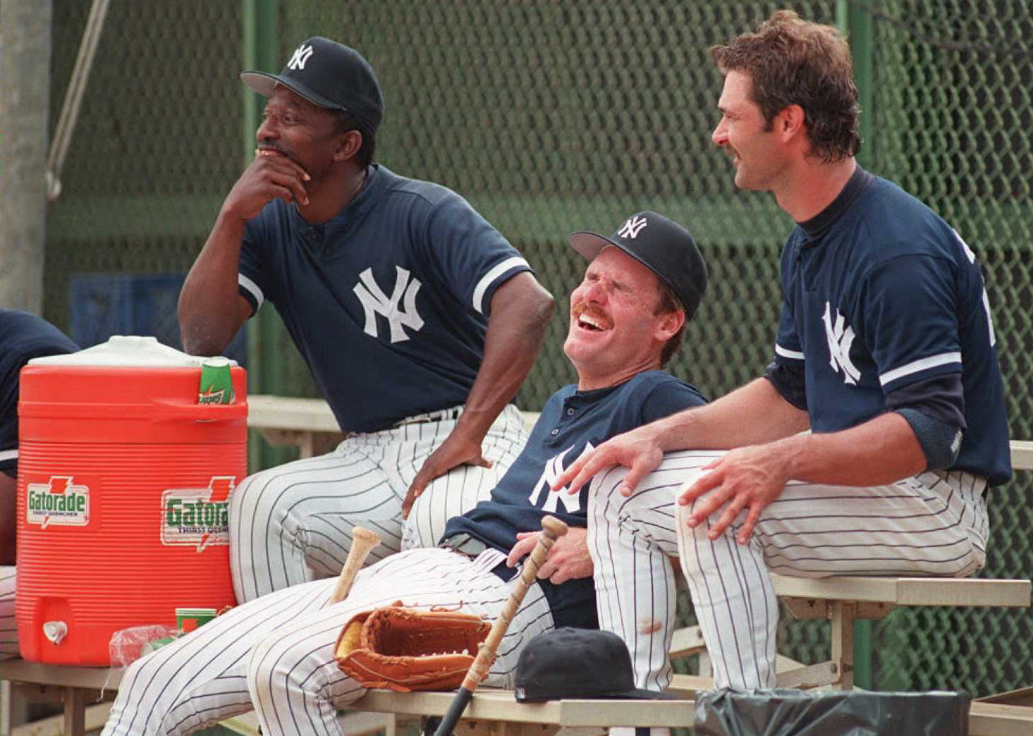 New York Yankee player Wade Boggs(C) talks with te